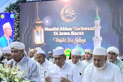 Adies Kadir diantara puluhan ribu jemaah dzikir Habis Usman memperingati Maulid Nabi Muhammad SAW di Cisarua, Bogor.