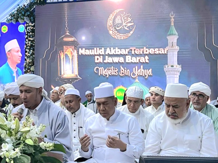 Adies Kadir diantara puluhan ribu jemaah dzikir Habis Usman memperingati Maulid Nabi Muhammad SAW di Cisarua, Bogor.
