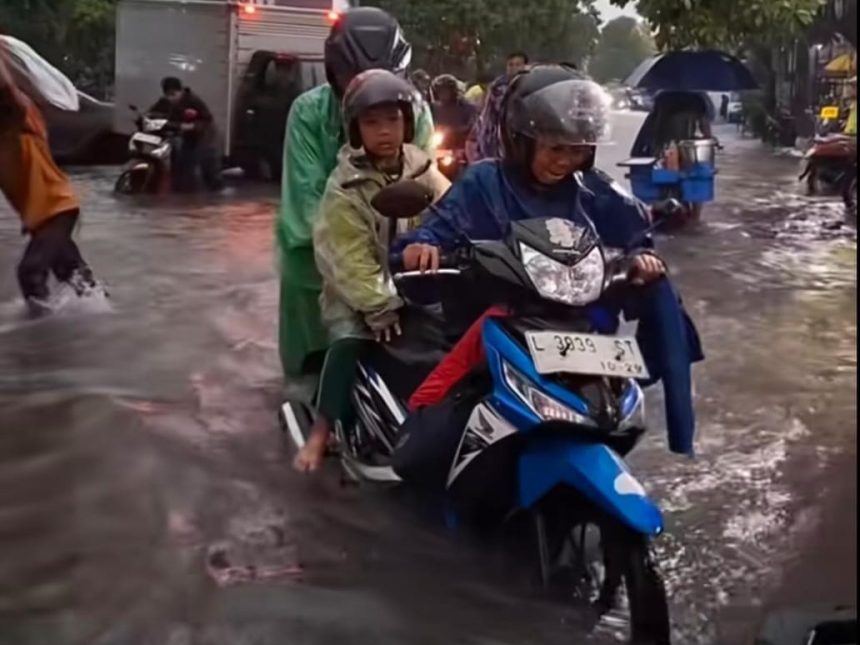 Kondisi genangan yang sempat melanda di kawasan Rungkut beberapa hari lalu hingga disorot wakil rakyat.