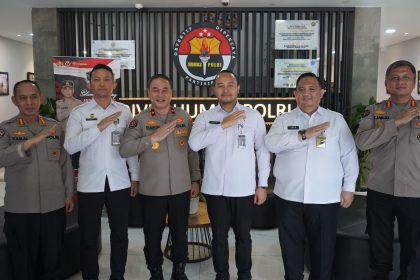 Kakanim Soetta Galih Priya diterima secara resmi oleh Karo Penmas Divisi Humas Polri, Brigjen Pol Trunoyudo Wisnu Andiko, bersama jajaran pejabat utama Divisi Humas Polri.