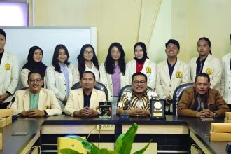 Para mahasiswa UWKS bersama Wakil Ketua DPRD Surabaya, Arif Fathoni dan Sekretaris Fraksi Golkar, Achmad Nurdjayanto.