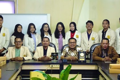 Para mahasiswa UWKS bersama Wakil Ketua DPRD Surabaya, Arif Fathoni dan Sekretaris Fraksi Golkar, Achmad Nurdjayanto.