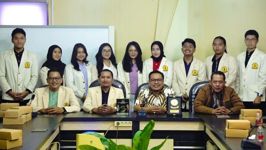 Para mahasiswa UWKS bersama Wakil Ketua DPRD Surabaya, Arif Fathoni dan Sekretaris Fraksi Golkar, Achmad Nurdjayanto.
