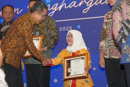 Devi Mahardianingtyas, PPNASN Kantor Imigrasi Kelas I Khusus TPI Surabaya, mendapatkan ucapan selamat dari Sekjen Kementerian Imigrasi dan Pemasyarakatan, Asep Kurnia.