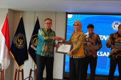 Kakanwil Ditjen Imigrasi Jatim, Novianto Sulastono memberikan penghargaan kepada perwakilan Kantor Imigrasi Surabaya.