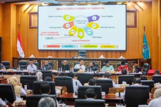 Suasana rapat koordinasi DPRD Surabaya dengan Pemkot Surabaya membahas verifikasi data DTSEN di Gedung DPRD Surabaya.