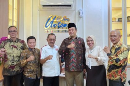 Wakil Walikota Surabaya, Armuji dan Ketua Umum Madas Sedarah, Muhammad Taufik sepakat berdamai disaksikan Rektor Unitomo Surabaya, Siti Marwiyah.