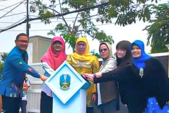 Gubernur Khofifah Indar Parawansa, didampingi anggota Komisi D DPRD Surabaya, Herlina Harsono Njoto (dua dari kanan) bersama Kadis Pendidikan Jatim Aries Agung Pawai, anggota DPR RI Reni Astuti dan pihak SLB meresmikan SLB-B Karya Mulia.