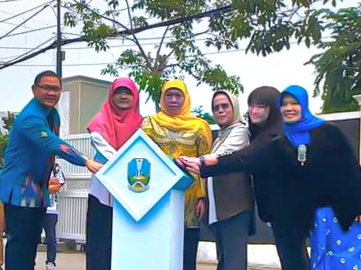 Gubernur Khofifah Indar Parawansa, didampingi anggota Komisi D DPRD Surabaya, Herlina Harsono Njoto (dua dari kanan) bersama Kadis Pendidikan Jatim Aries Agung Pawai, anggota DPR RI Reni Astuti dan pihak SLB meresmikan SLB-B Karya Mulia.