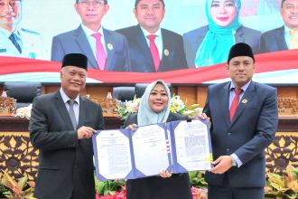 Sekretaris Daerah Kota Surabaya, Lilik Arijanto, yang mewakili Wali Kota, hadir dalam rapat patipurna bersama pimpinan DPRD Surabaya.