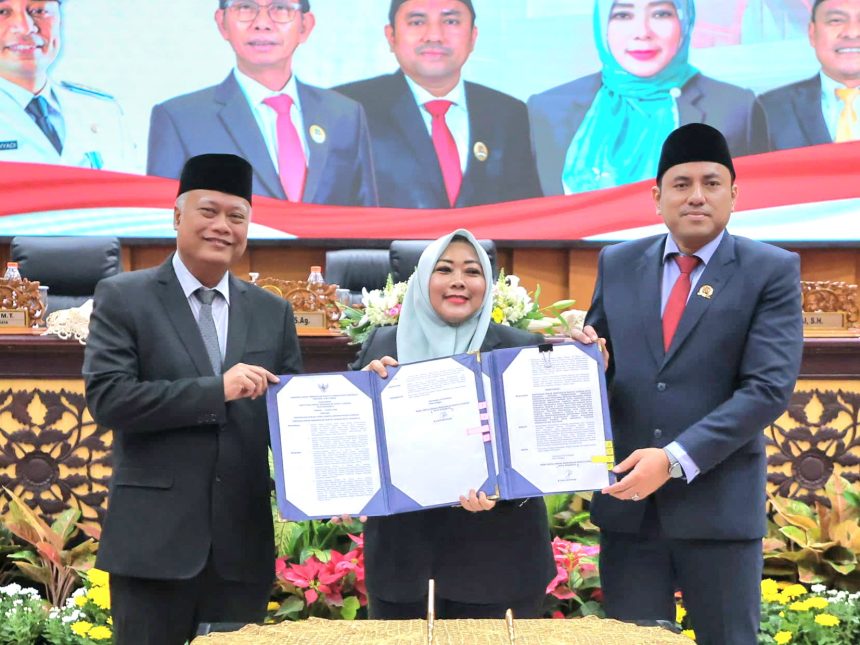 Sekretaris Daerah Kota Surabaya, Lilik Arijanto, yang mewakili Wali Kota, hadir dalam rapat patipurna bersama pimpinan DPRD Surabaya.