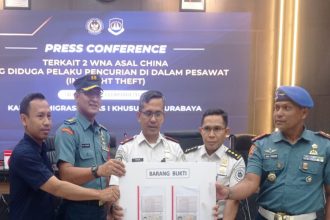 Kepala Kantor Imigrasi Surabaya, Agus Winarto bersama dengan petugas Angkasa Pura dan anggota TNI-AL merilis kejadian pencurian oleh WNA China.