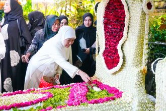 Gubernur Jawa Timur Khofifah Indar Parawansa berziarah di Makan Sunan Ampel bersama jajaran.