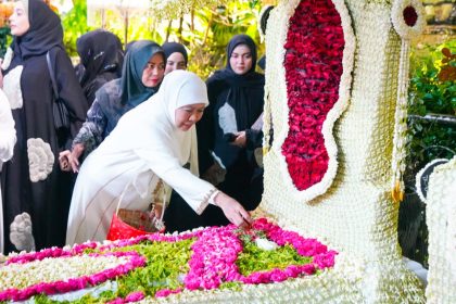 Gubernur Jawa Timur Khofifah Indar Parawansa berziarah di Makan Sunan Ampel bersama jajaran.