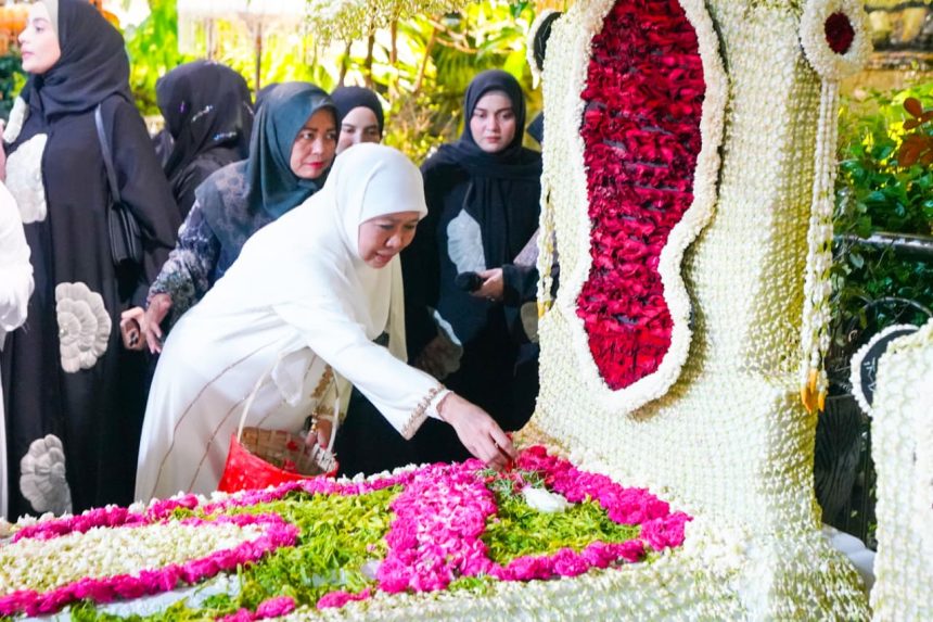 Gubernur Jawa Timur Khofifah Indar Parawansa berziarah di Makan Sunan Ampel bersama jajaran.