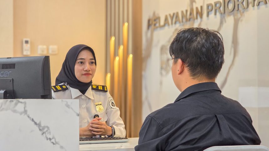 Petugas Imigrasi Surabaya memberikan penjelasan kepada pemohon paspor menyoal jam pelayanan selama Ramadan.