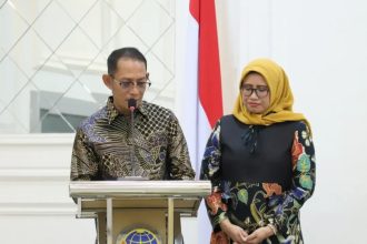 Kepala Kantor BPN Sulawesi Tenggara yang baru, Budi Hartanto, S.SiT., M.H., ORMP memberikan sambutan didampingi istri.