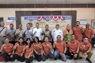Direktur Jenderal (Dirjen) Pengendalian dan Penertiban Tanah dan Ruang (PPTR), Lampri, berfoto bersama dengan jajaran dan staf Kantor Pertanahan Surabaya II.