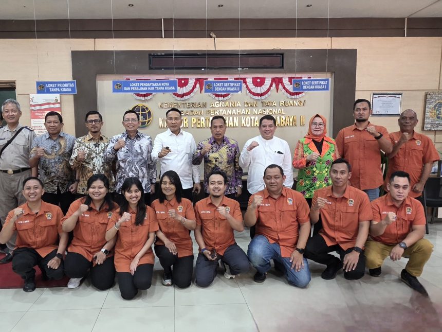 Direktur Jenderal (Dirjen) Pengendalian dan Penertiban Tanah dan Ruang (PPTR), Lampri, berfoto bersama dengan jajaran dan staf Kantor Pertanahan Surabaya II.