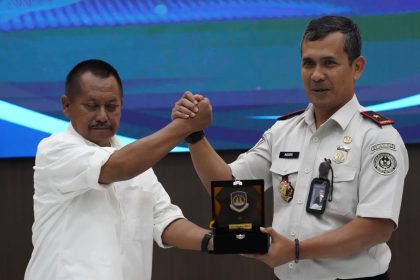 Ketua PWI Jatim Lutfil Hakim (kiri) menerima cenderamata dari Kepala Kantor Imigrasi Surabaya, Agus Winarto.