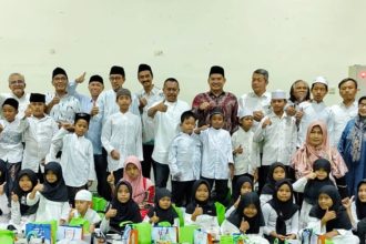 Jajaran pengurus PWI Jatim bersama anak-anak panti asuhan usai berbuka puasa bersama.