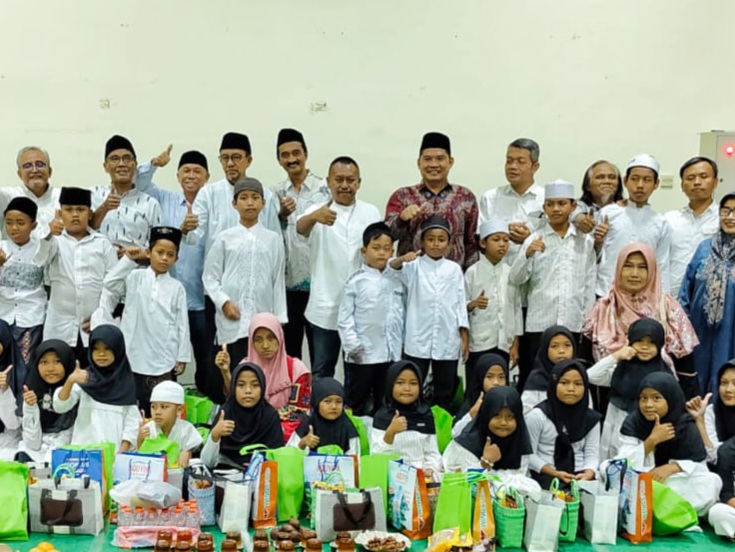 Jajaran pengurus PWI Jatim bersama anak-anak panti asuhan usai berbuka puasa bersama.