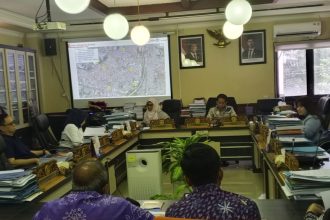 Suasana hearing di ruang Komisi C DPRD Surabaya menyangkut perluasan bozem.