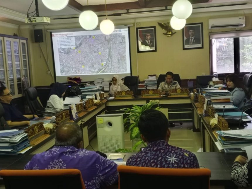 Suasana hearing di ruang Komisi C DPRD Surabaya menyangkut perluasan bozem.