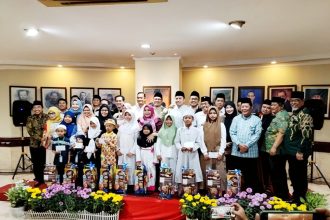 Anak-anak yatim foto bersama anggota DPRD Surabaya usai kegiatan berbuka bersama.