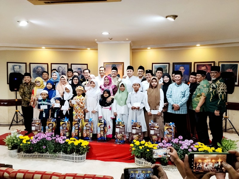 Anak-anak yatim foto bersama anggota DPRD Surabaya usai kegiatan berbuka bersama.