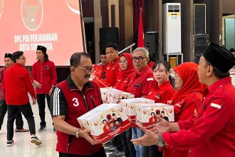 Ketua DPC PDI Perjuangan Surabaya, Armuji, membagikan bingkisan lebaran kepada kader partai di Gedung Wanita Kalibokor, Surabaya.