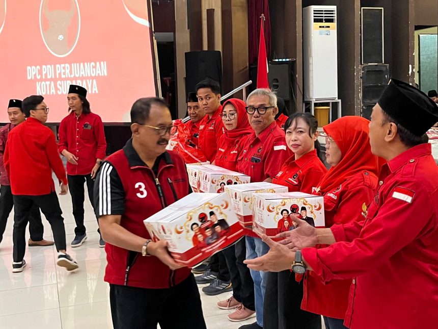 Ketua DPC PDI Perjuangan Surabaya, Armuji, membagikan bingkisan lebaran kepada kader partai di Gedung Wanita Kalibokor, Surabaya.