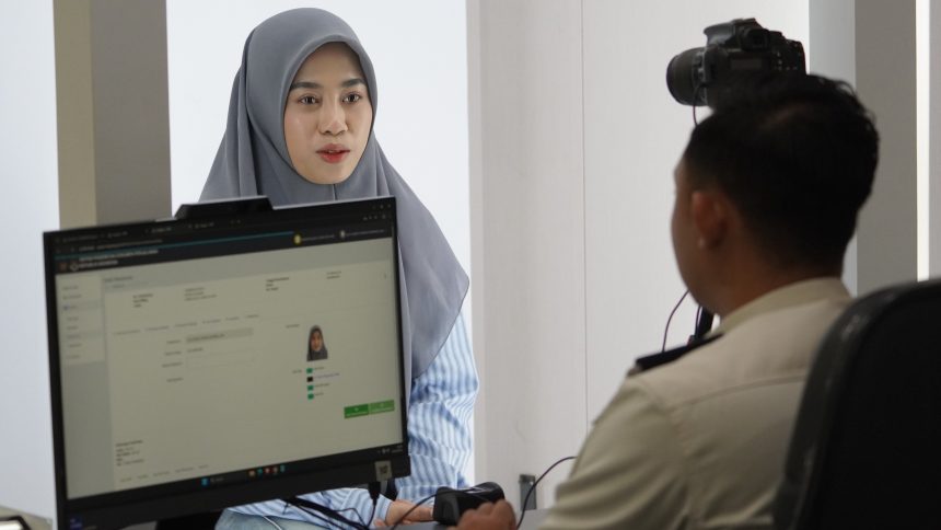 Petugas imigrasi melayani pemohon paspor di salah satu kantor imigrasi di Jakarta.