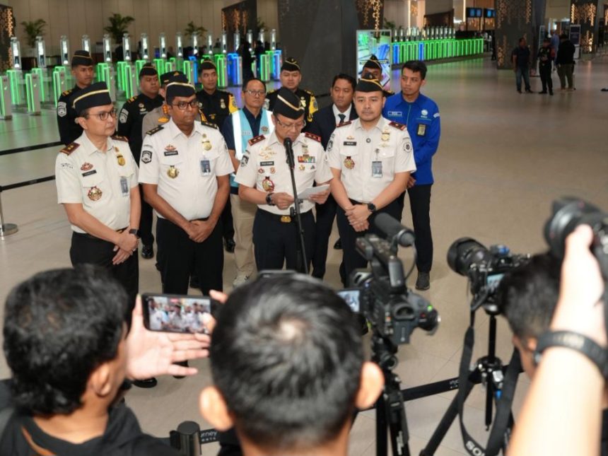 Pelaksana Tugas Direktur Jenderal Imigrasi, Yuldi Yusman, didampingi Kakanwil Ditjen Imigrasi DK Jakarta Pamuji Rahardja dan Kakanim Soekarno-Hatta Galuh Priya Perdhana menggelar konferensi pers.
