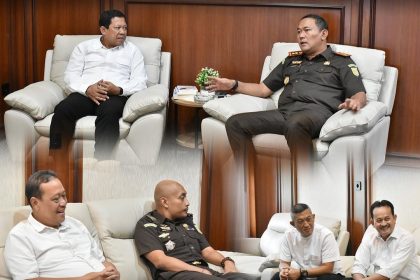 Kantor Pertanahan Surabaya II, Wida Rihardyan Adjie bersama Kepala Kejaksaan Negeri Tanjung Perak, Darwis Burhansyah, dan jajaran masing-masing.