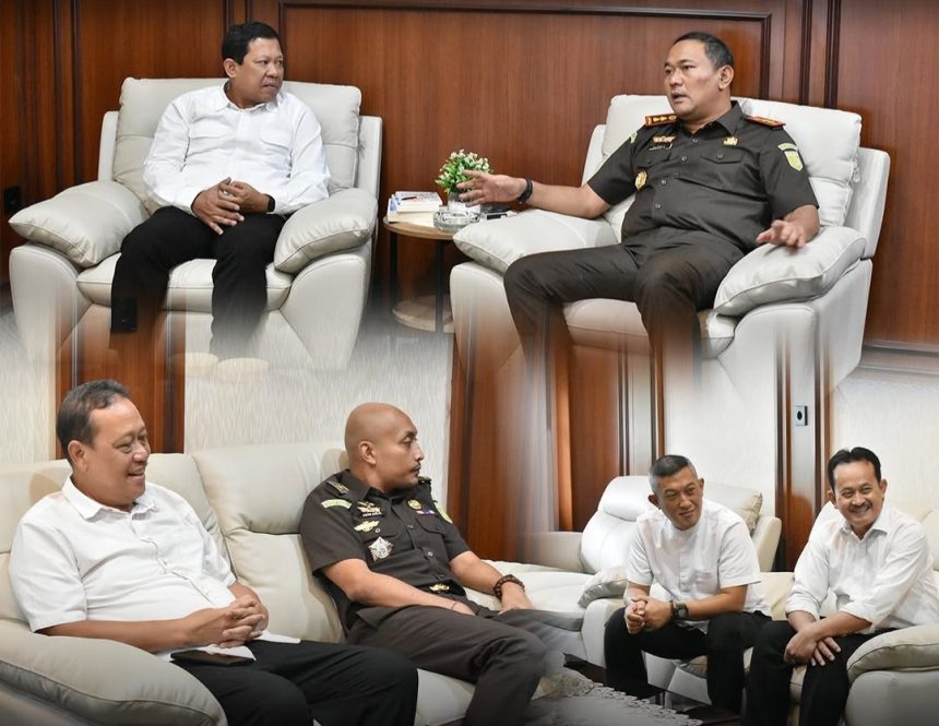 Kantor Pertanahan Surabaya II, Wida Rihardyan Adjie bersama Kepala Kejaksaan Negeri Tanjung Perak, Darwis Burhansyah, dan jajaran masing-masing.