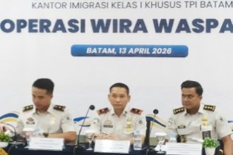 Kepala Kantor Imigrasi Batam, Wahyu Eka Putra, bersama jajaran saat merilis hasil Operasi Wirawaspada 2026 di Batam.