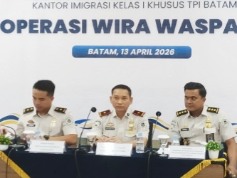 Kepala Kantor Imigrasi Batam, Wahyu Eka Putra, bersama jajaran saat merilis hasil Operasi Wirawaspada 2026 di Batam.