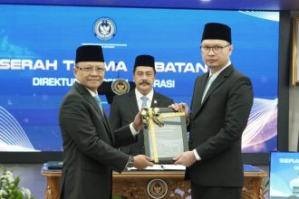 Plt Dirjen Imigrasi Yuldi Yusman menyerahkan langsung estafet kepemimpinan kepada Hendarsam Marantoko, sebagai Dirjen Imigrasi yang baru.