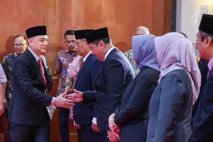 Wali Kota Surabaya, Eri Cahyadi memberikan ucapan selamat kepada para pejabat usai pelantikan.