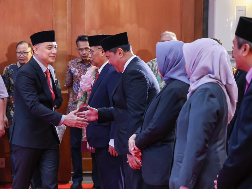 Wali Kota Surabaya, Eri Cahyadi memberikan ucapan selamat kepada para pejabat usai pelantikan.