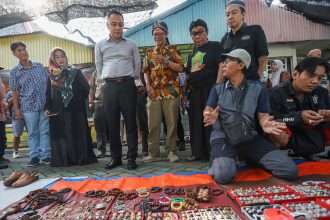 Wali Kota Surabaya, Eri Cahyadi, saat meninjau Pasar Batu Permata Kayoon, Surabaya.