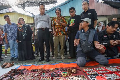Wali Kota Surabaya, Eri Cahyadi, saat meninjau Pasar Batu Permata Kayoon, Surabaya.