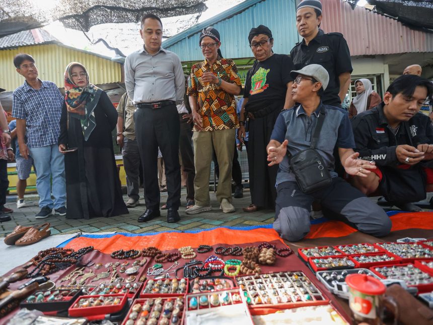 Wali Kota Surabaya, Eri Cahyadi, saat meninjau Pasar Batu Permata Kayoon, Surabaya.