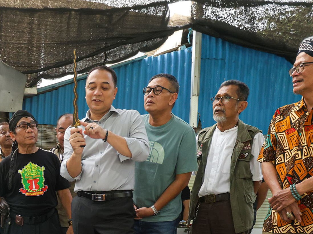 Eri Cahyadi melihat-lihat barang antik di lokasi Pasar Batu Permata di Jalan Kayoon Surabaya, yang menempati lahan pengairan milik Provinsi Jawa Timur.