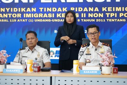 Kakanim Ponorogo Kepala Kantor Imigrasi Ponorogo, Anggoro Widy Utomo (kanan) merilis perkara penyalahgunaan izin tinggal WN Malaysia.