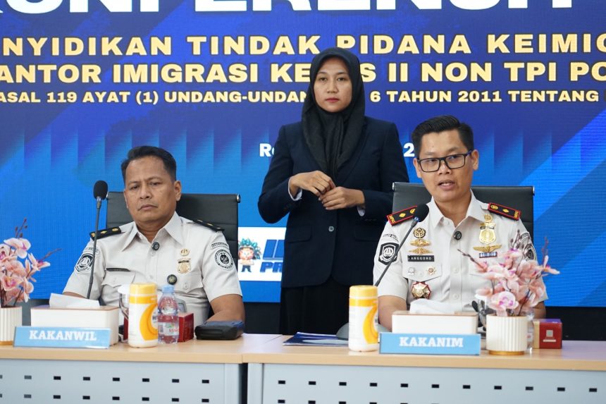 Kakanim Ponorogo Kepala Kantor Imigrasi Ponorogo, Anggoro Widy Utomo (kanan) merilis perkara penyalahgunaan izin tinggal WN Malaysia.