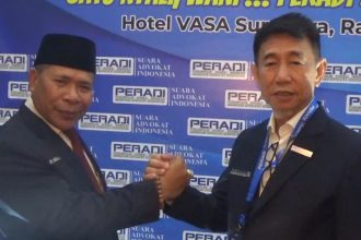 Ketua Peradi SAI sebelumnya, Abdul Salam bersama Ketua terpilih Tonic Tangkau usai muscab, kemarin.