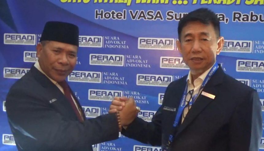 Ketua Peradi SAI sebelumnya, Abdul Salam bersama Ketua terpilih Tonic Tangkau usai muscab, kemarin.