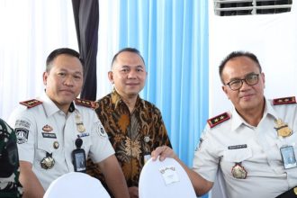 Kakanim Tanjung Perak, Henry Wibowo (kiri), ikut mendampingi Kakanwil Ditjen Imigrasi Jatim, Novianto Sulastono (kanan) acara peresmian Kawasan Java Integrated and Port Estate (JIIPE) di Gresik.